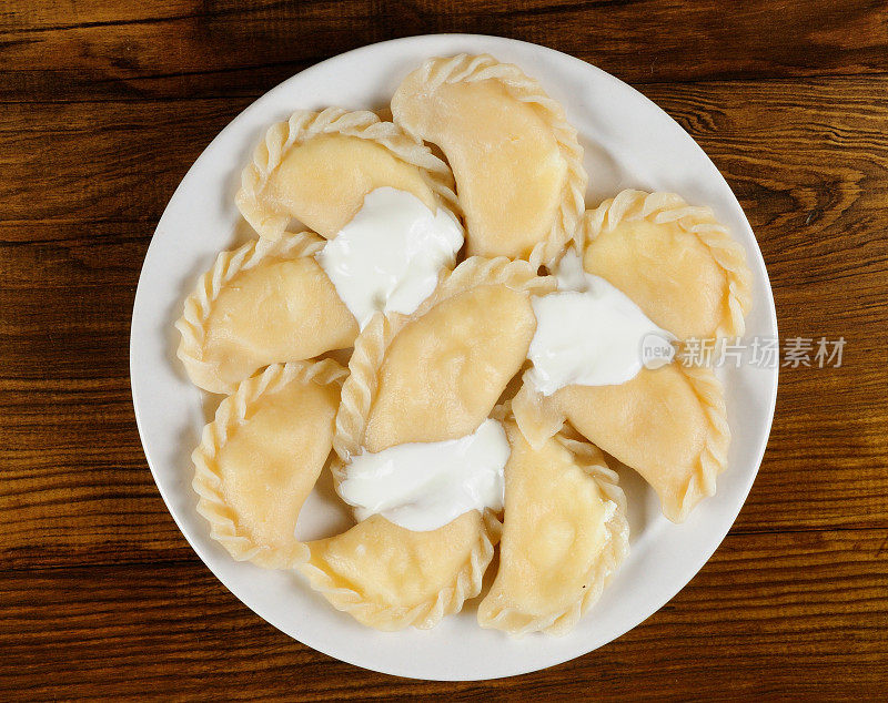 煮熟的Varenyky (Pierogi)，填充奶酪